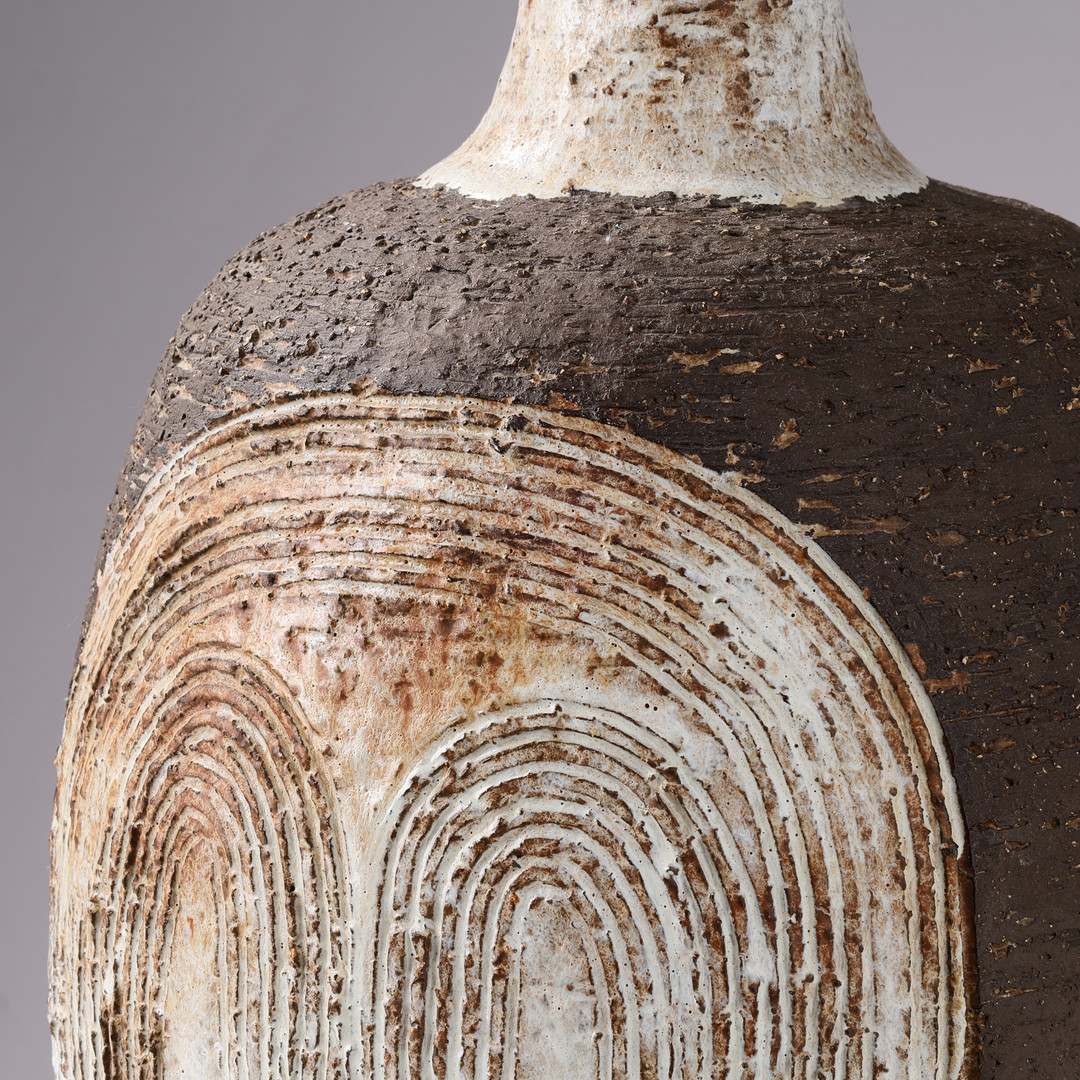 FRIDTJOF SEJERSEN (1913-92. Unik ' stor' bordlampe af glaseret chamotte stentøj dekoreret med relieffer, original skærm medfølger. Sejer Keramik, Danmark, 1960/70'erne.