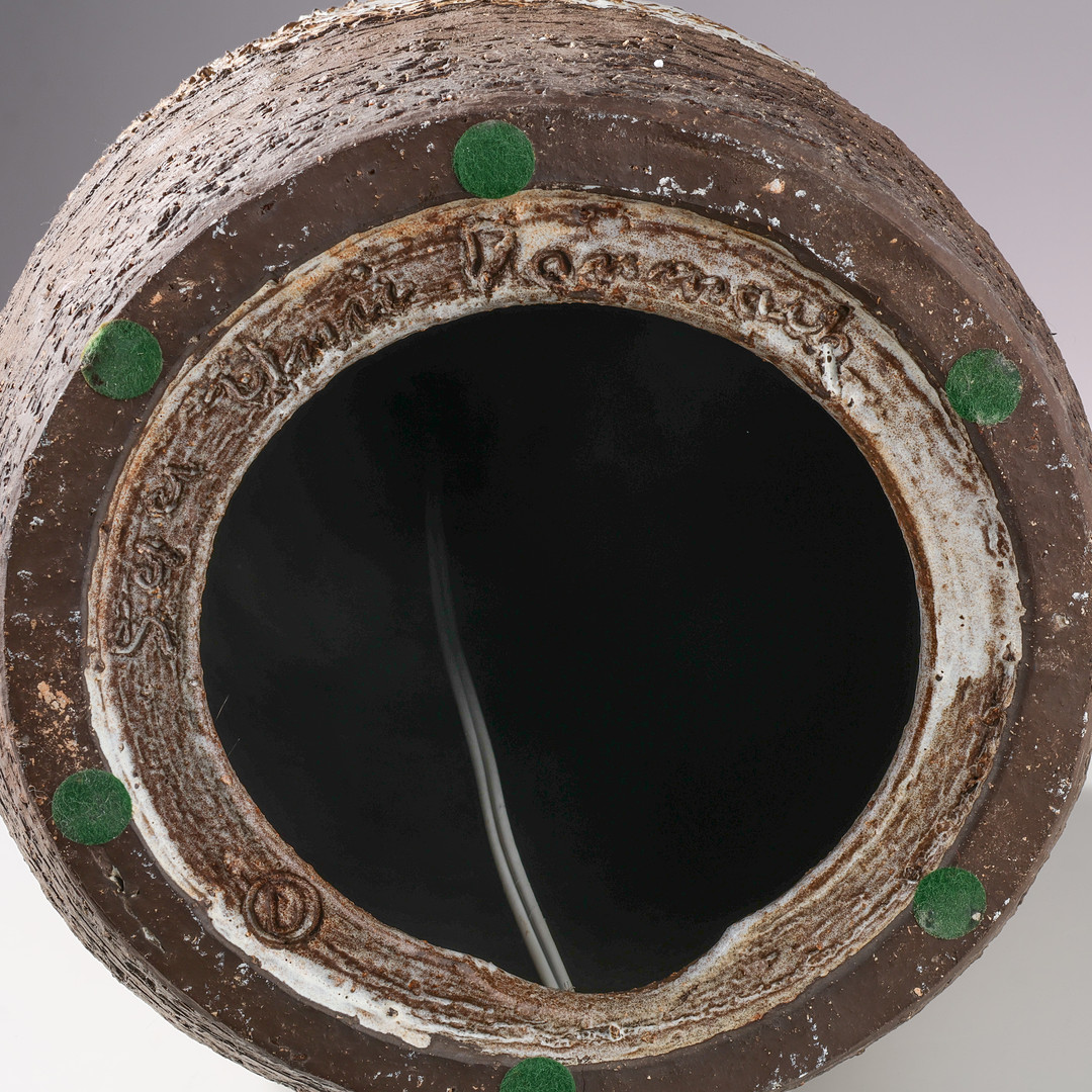 FRIDTJOF SEJERSEN (1913-92. Unik ' stor' bordlampe af glaseret chamotte stentøj dekoreret med relieffer, original skærm medfølger. Sejer Keramik, Danmark, 1960/70'erne.