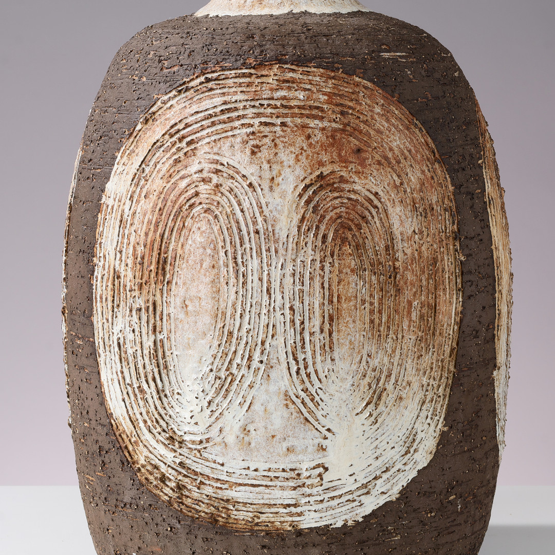 FRIDTJOF SEJERSEN (1913-92. Unik ' stor' bordlampe af glaseret chamotte stentøj dekoreret med relieffer, original skærm medfølger. Sejer Keramik, Danmark, 1960/70'erne.