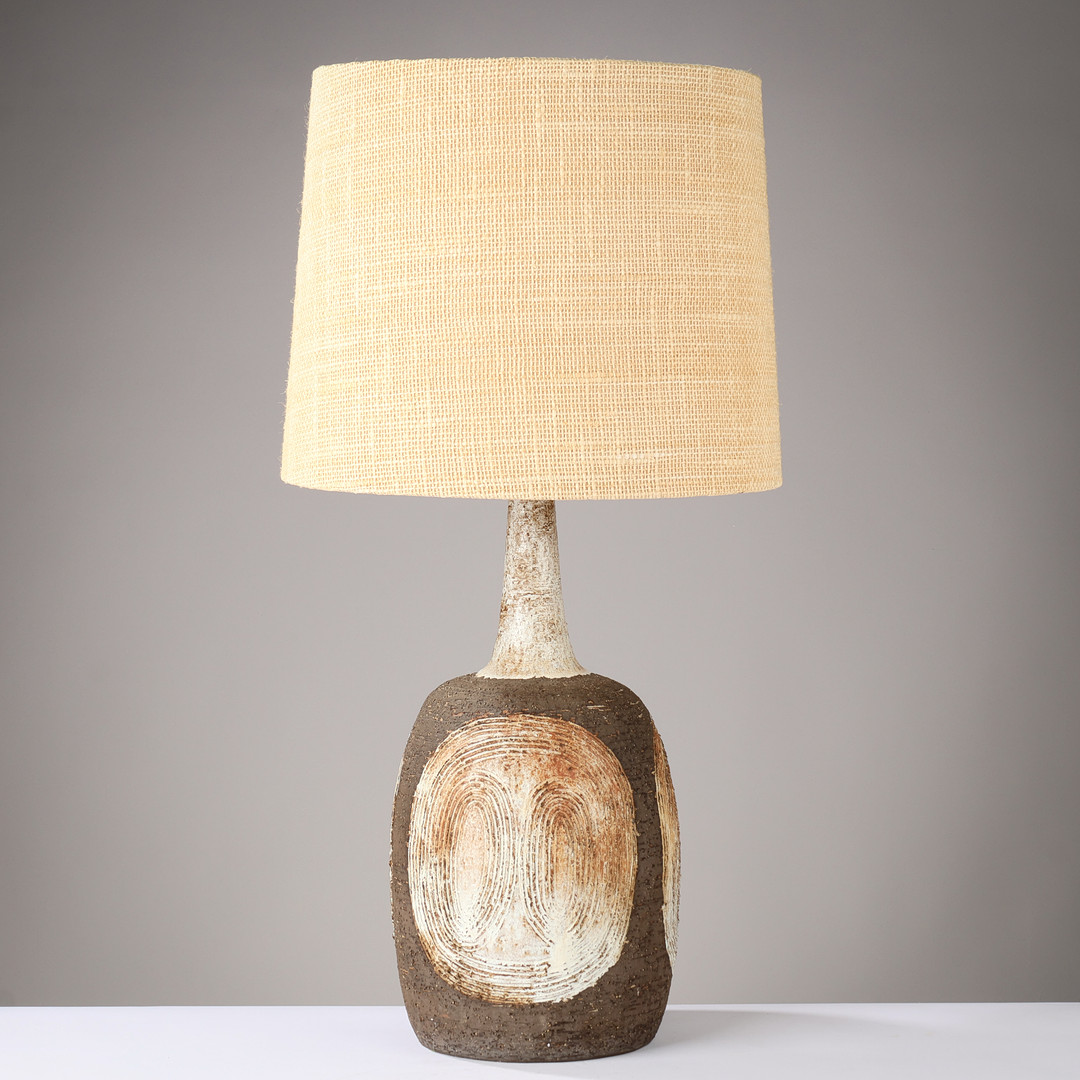 FRIDTJOF SEJERSEN (1913-92. Unik ' stor' bordlampe af glaseret chamotte stentøj dekoreret med relieffer, original skærm medfølger. Sejer Keramik, Danmark, 1960/70'erne.