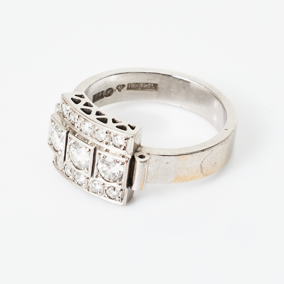 RING, 18 k rodierat vitguld, 13 briljanter totalt 0,65 ct (0,45+0,20 ct), enligt gravyr, BA Konstgjuteri HB, Stockholm 1998.