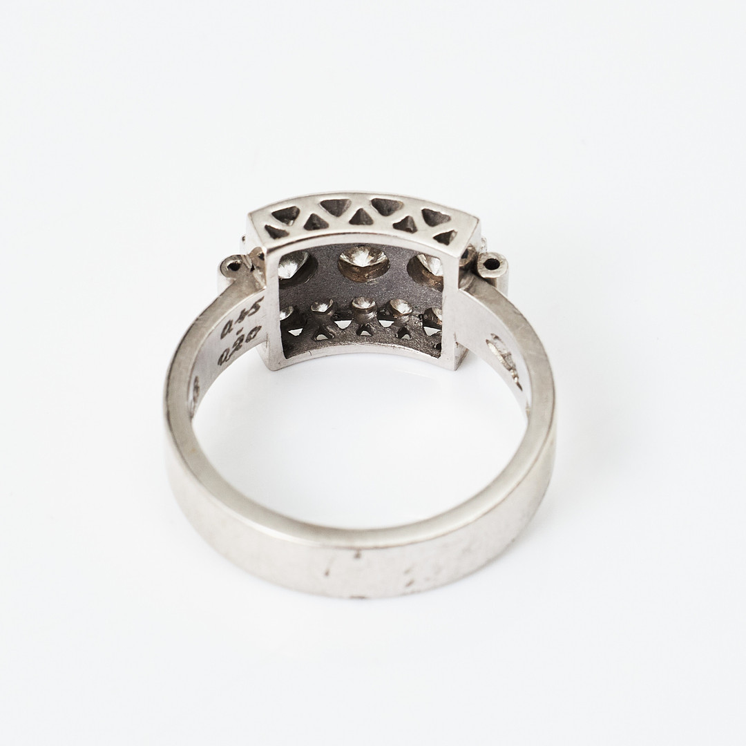 RING, 18 k rodierat vitguld, 13 briljanter totalt 0,65 ct (0,45+0,20 ct), enligt gravyr, BA Konstgjuteri HB, Stockholm 1998.