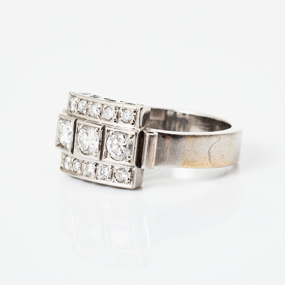 RING, 18 k rodierat vitguld, 13 briljanter totalt 0,65 ct (0,45+0,20 ct), enligt gravyr, BA Konstgjuteri HB, Stockholm 1998.