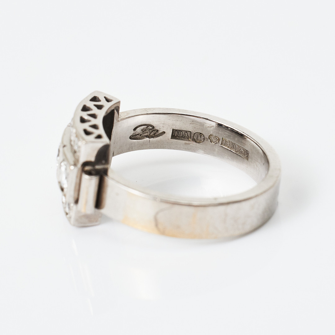 RING, 18 k rodierat vitguld, 13 briljanter totalt 0,65 ct (0,45+0,20 ct), enligt gravyr, BA Konstgjuteri HB, Stockholm 1998.