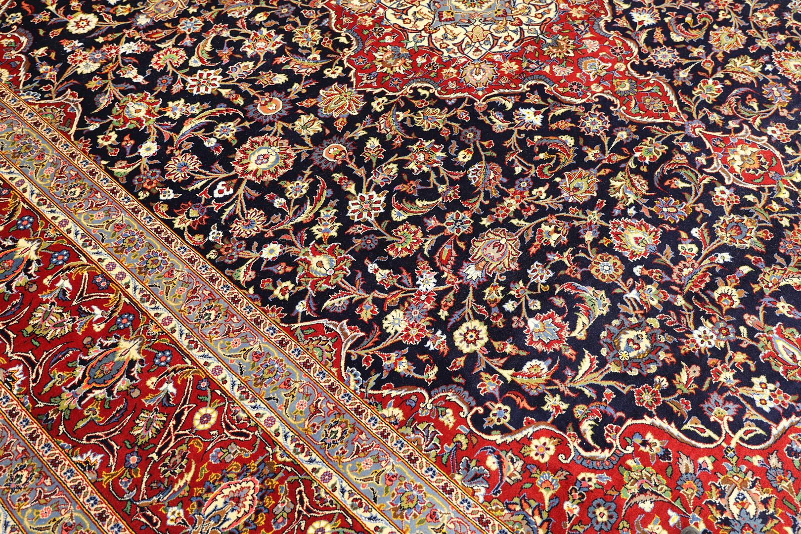 MATTA. Keshan fine, 397 x 307 cm.