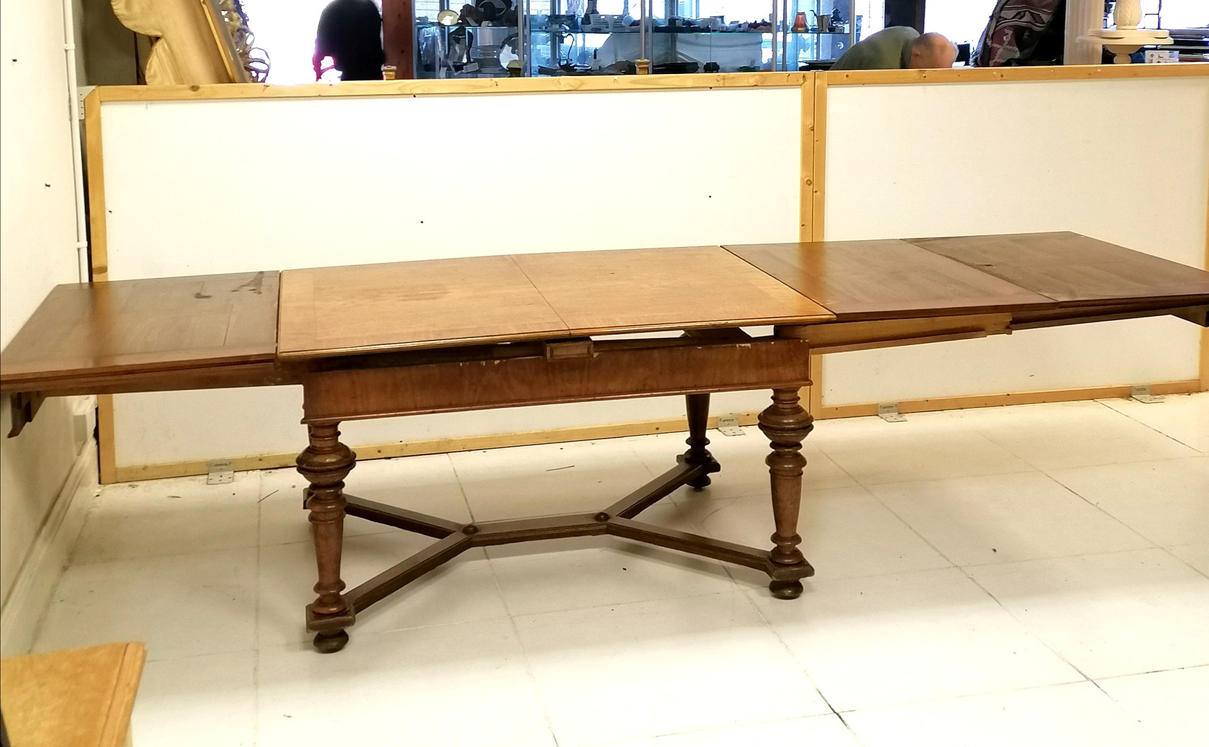 ANTIQUE MAHOGANY EXTENDING DINING TABLE.