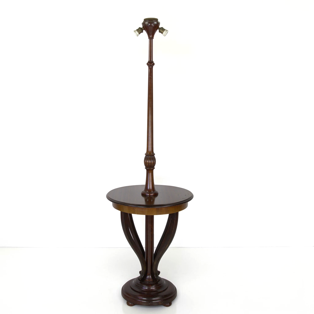 GOLVLAMPA med bord, 2 ljuspunkter, mahognyfanér, 1900-tal.