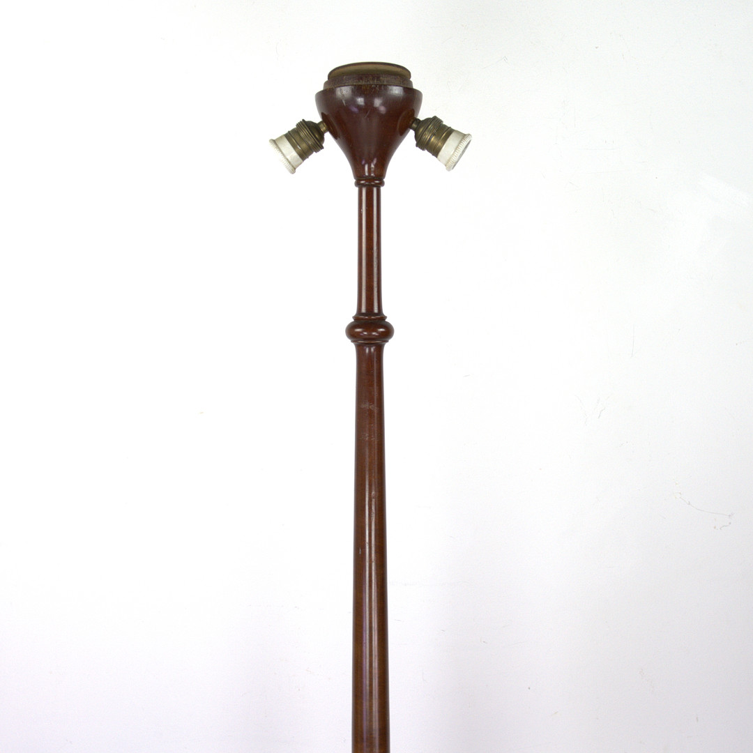 GOLVLAMPA med bord, 2 ljuspunkter, mahognyfanér, 1900-tal.