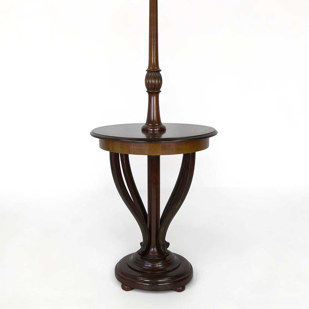 GOLVLAMPA med bord, 2 ljuspunkter, mahognyfanér, 1900-tal.