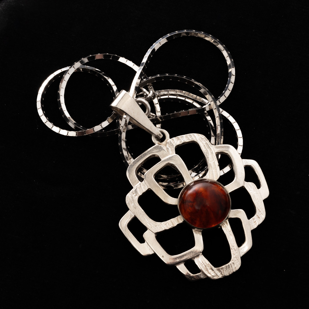 VICTOR JANSON. Collier med hänge, Sterlingsilver, Bärnsten.