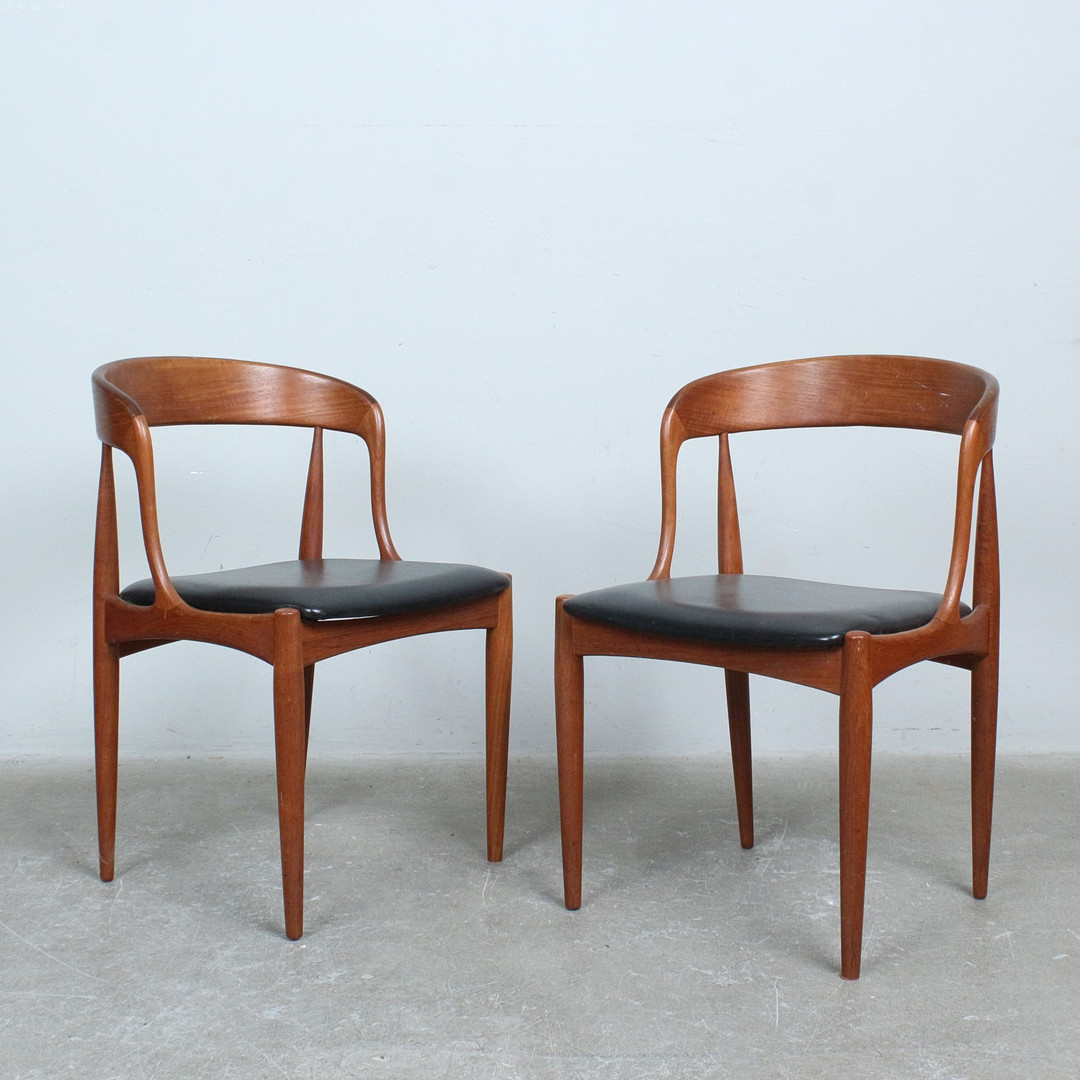JOHANNES ANDERSEN. Uldum Møbelfabrik, Paar Stühle / Esszimmerstühle, Modell 16' Teak, Kunstleder, 1960er Jahre, Dänemark (2).