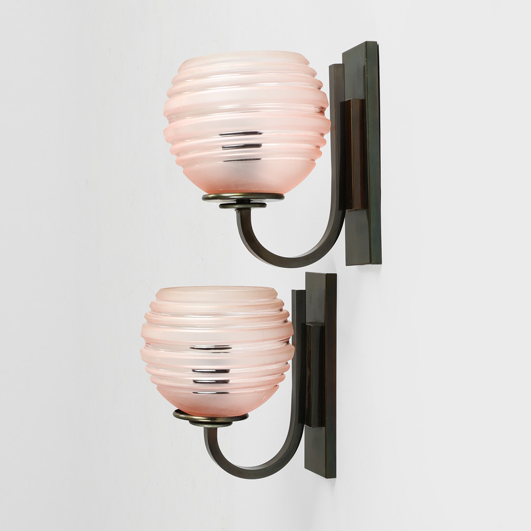 Par væglamper art deco stil af bronze patineret metal og rosa farvet glasskærme. 20 årh. (2).