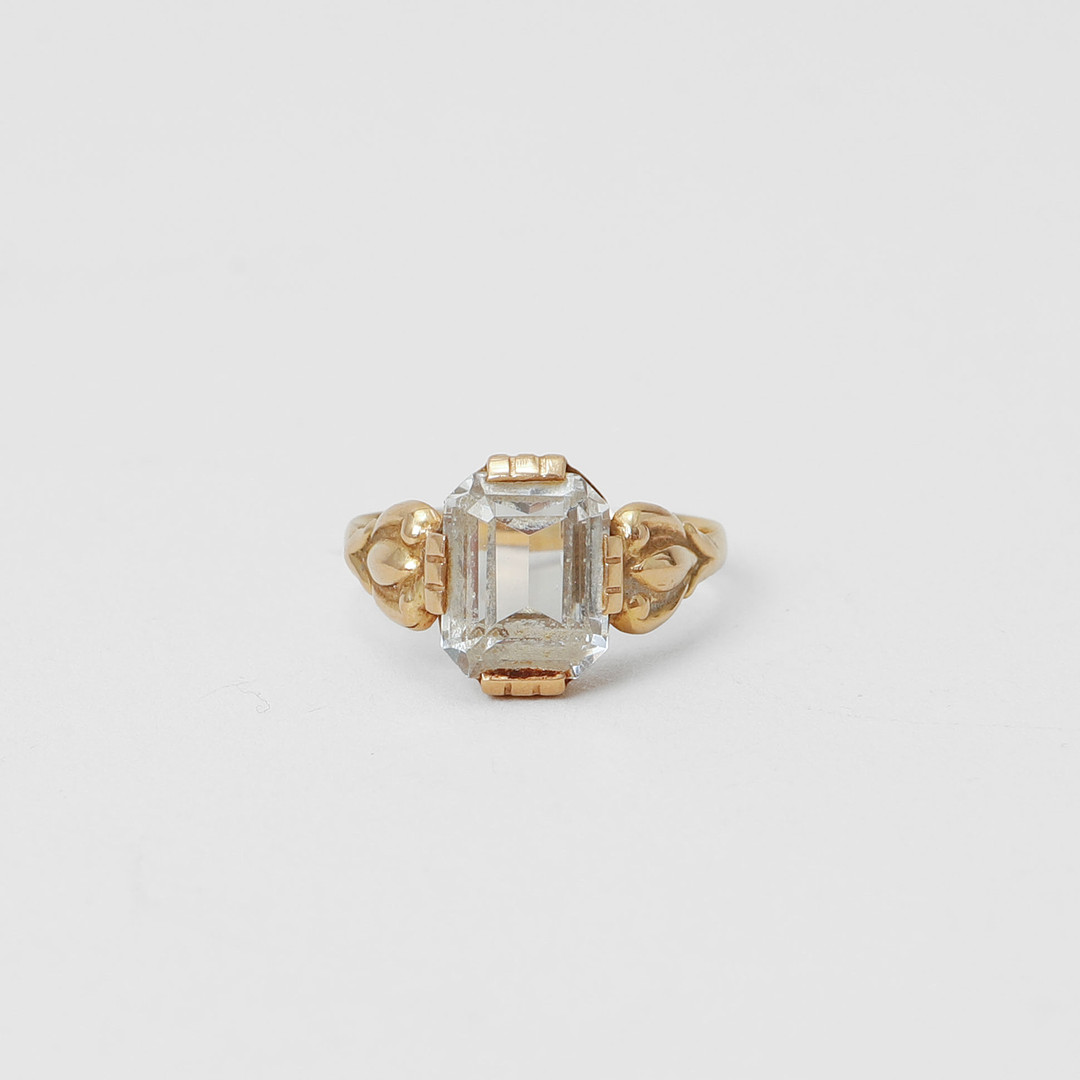 RING, 18k guld, syntetisk spinell, vikt ca 3,4 gram.