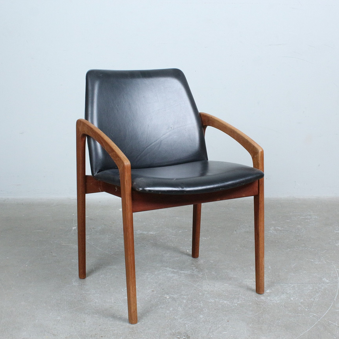 HENNING KJÆRNULF. für Korup Stolefabrik, Armlehnsuhl, Modell '' 23 '' , Teak, Leder, 1960er.