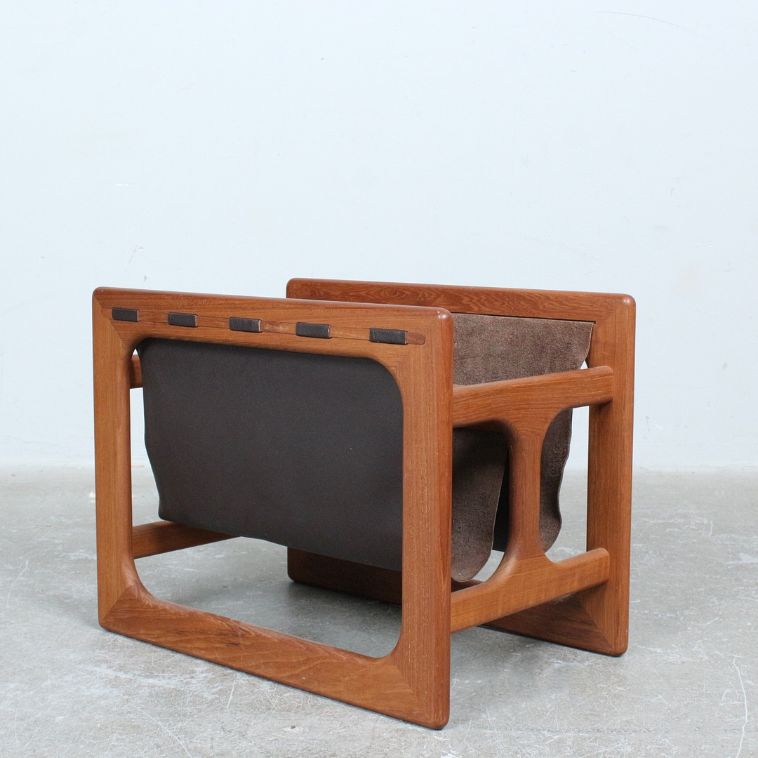 AKSEL KJERSGAARD. Salin Møbler, Zeitungsständer / Zeitungshalter, Teak, Leder, 1960er Jahre, Dänemark.