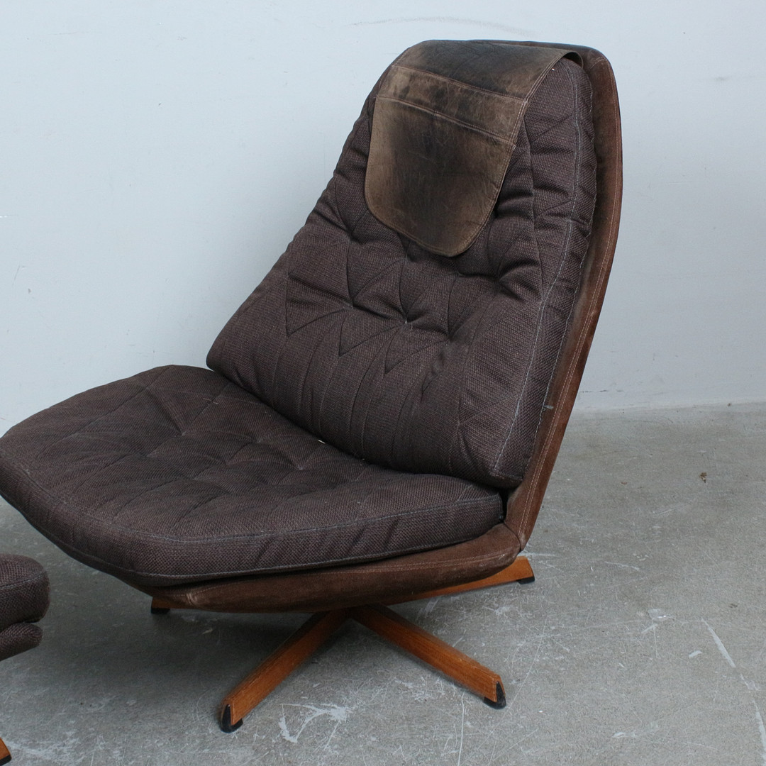 IB MADSEN UND ACTON SCHUBELL. Drehsessel / Hochlehner mit Ottomane, Modell 'MS68', Leder,Stoff, Teak, 1960er Jahre, Dänemark (2).