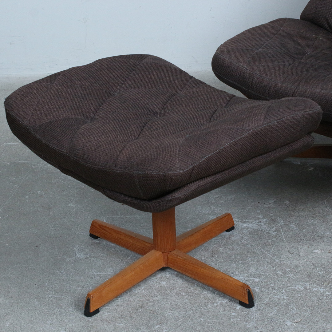 IB MADSEN UND ACTON SCHUBELL. Drehsessel / Hochlehner mit Ottomane, Modell 'MS68', Leder,Stoff, Teak, 1960er Jahre, Dänemark (2).