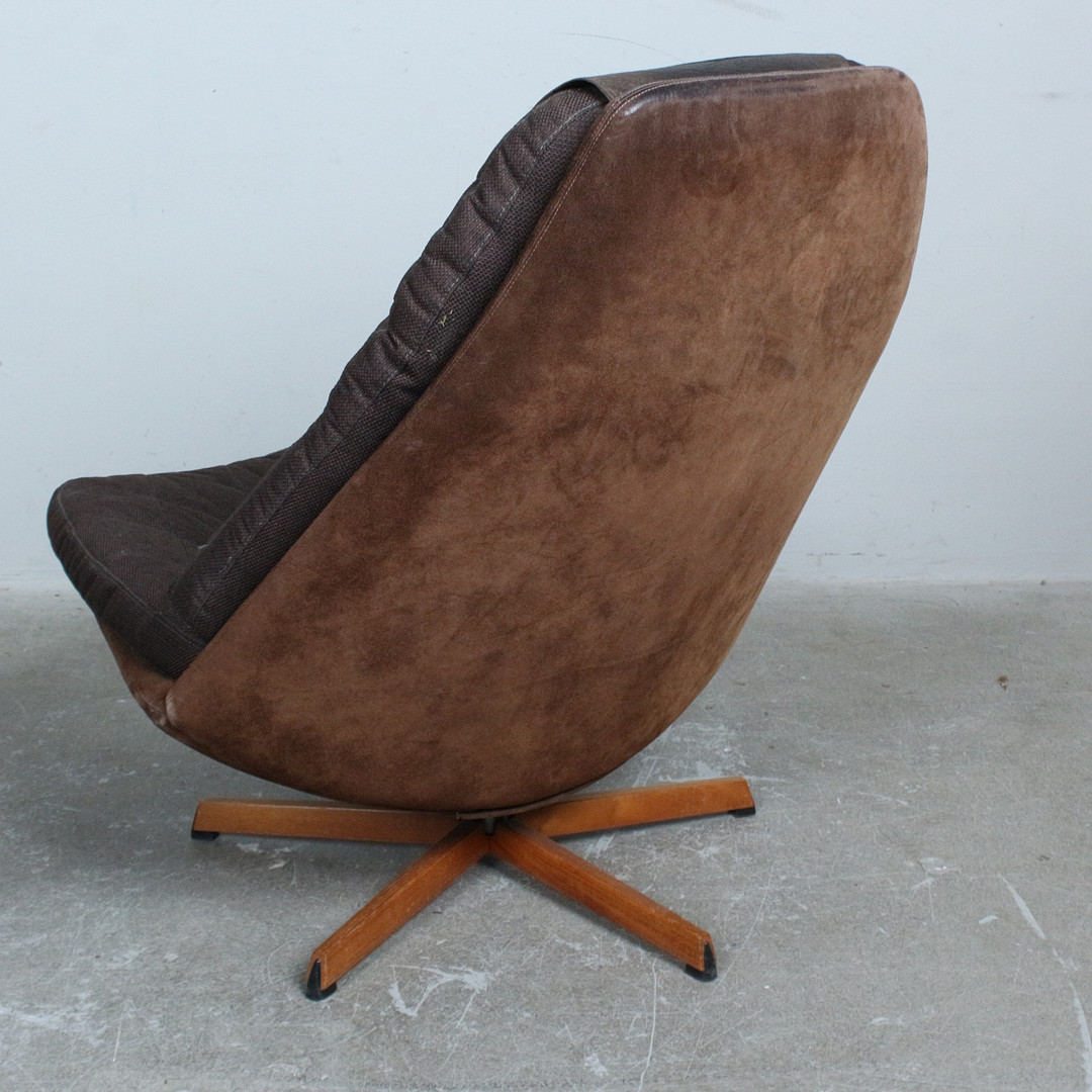 IB MADSEN UND ACTON SCHUBELL. Drehsessel / Hochlehner mit Ottomane, Modell 'MS68', Leder,Stoff, Teak, 1960er Jahre, Dänemark (2).