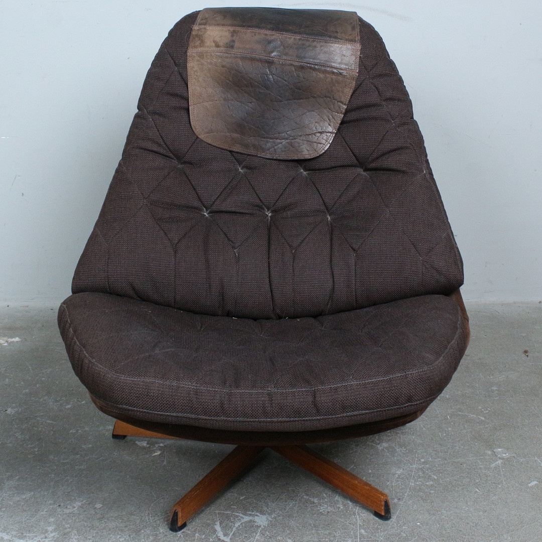 IB MADSEN UND ACTON SCHUBELL. Drehsessel / Hochlehner mit Ottomane, Modell 'MS68', Leder,Stoff, Teak, 1960er Jahre, Dänemark (2).