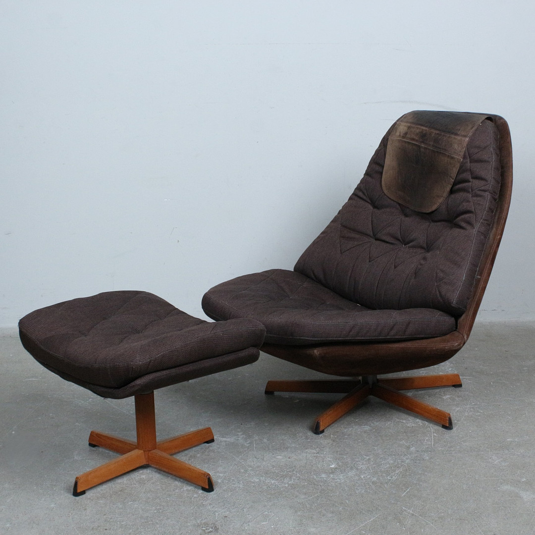 IB MADSEN UND ACTON SCHUBELL. Drehsessel / Hochlehner mit Ottomane, Modell 'MS68', Leder,Stoff, Teak, 1960er Jahre, Dänemark (2).