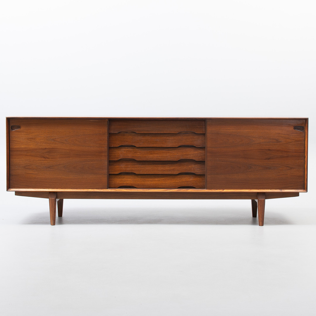 HENRY ROSENGREN HANSEN. Skænk i palisander, model 65, fremstillet hos Skovby Møbelfabrik.