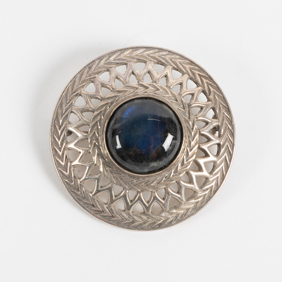 KALEVALA KORUS, Brosch, modell 287, efter förlaga från Kukkarimäku i Ukslea ca år 700, sterlingsilver och spektrolit.