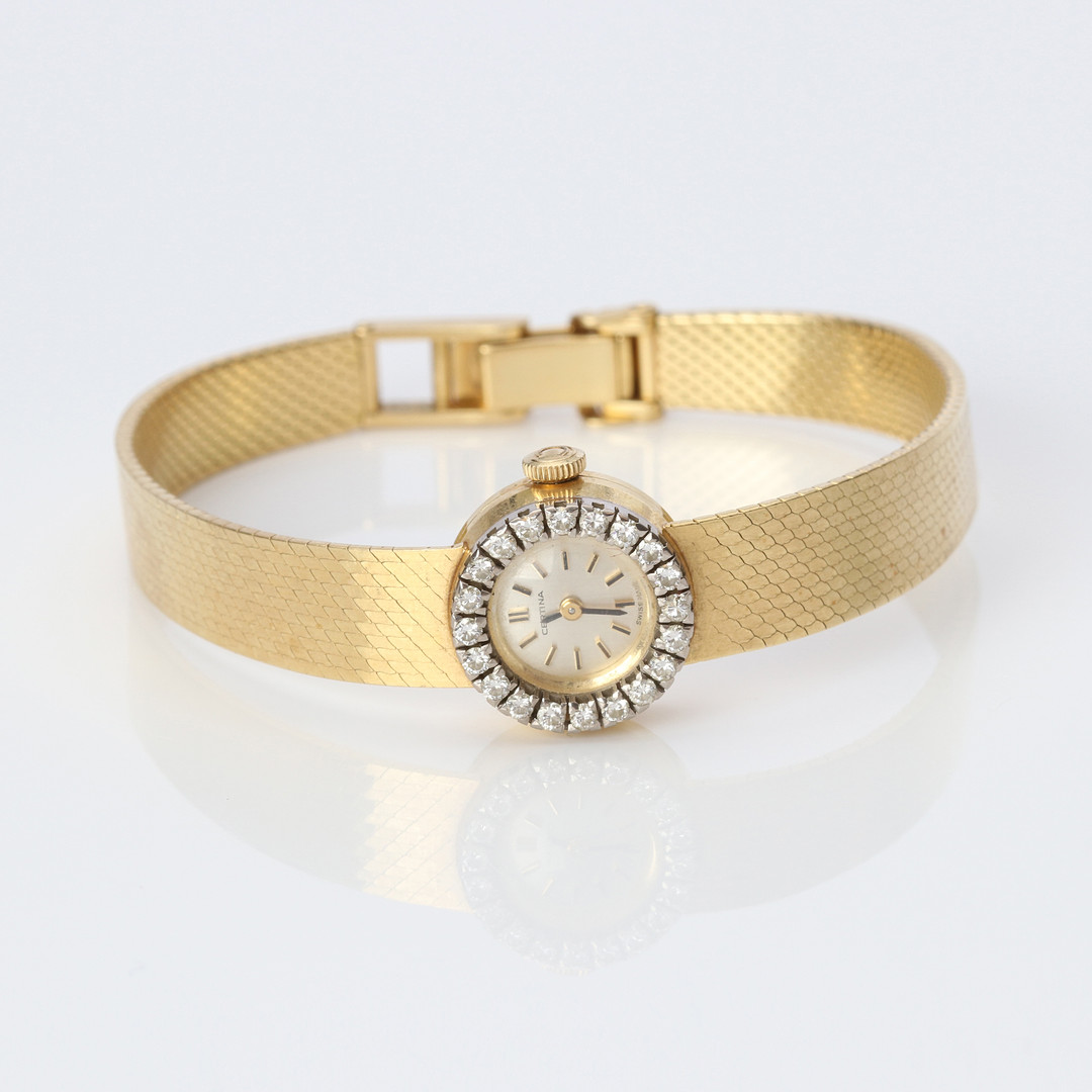 CERTINA, DAMARMBANDSUR. 18k guld i boett och länk, briljantslipade diamanter, totalvikt ca 32,8 gram.