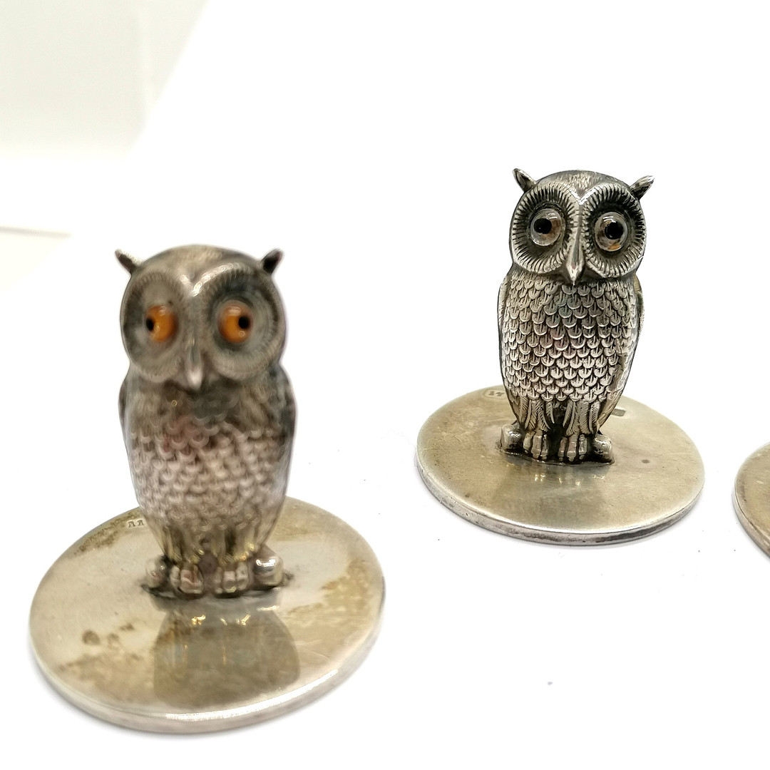 SET OF 4 SAMPSON MORDAN & CO 1907 CHESTER SILVER HALLMARKED MENU HOLDERS IN THE FORM OF OWLS.