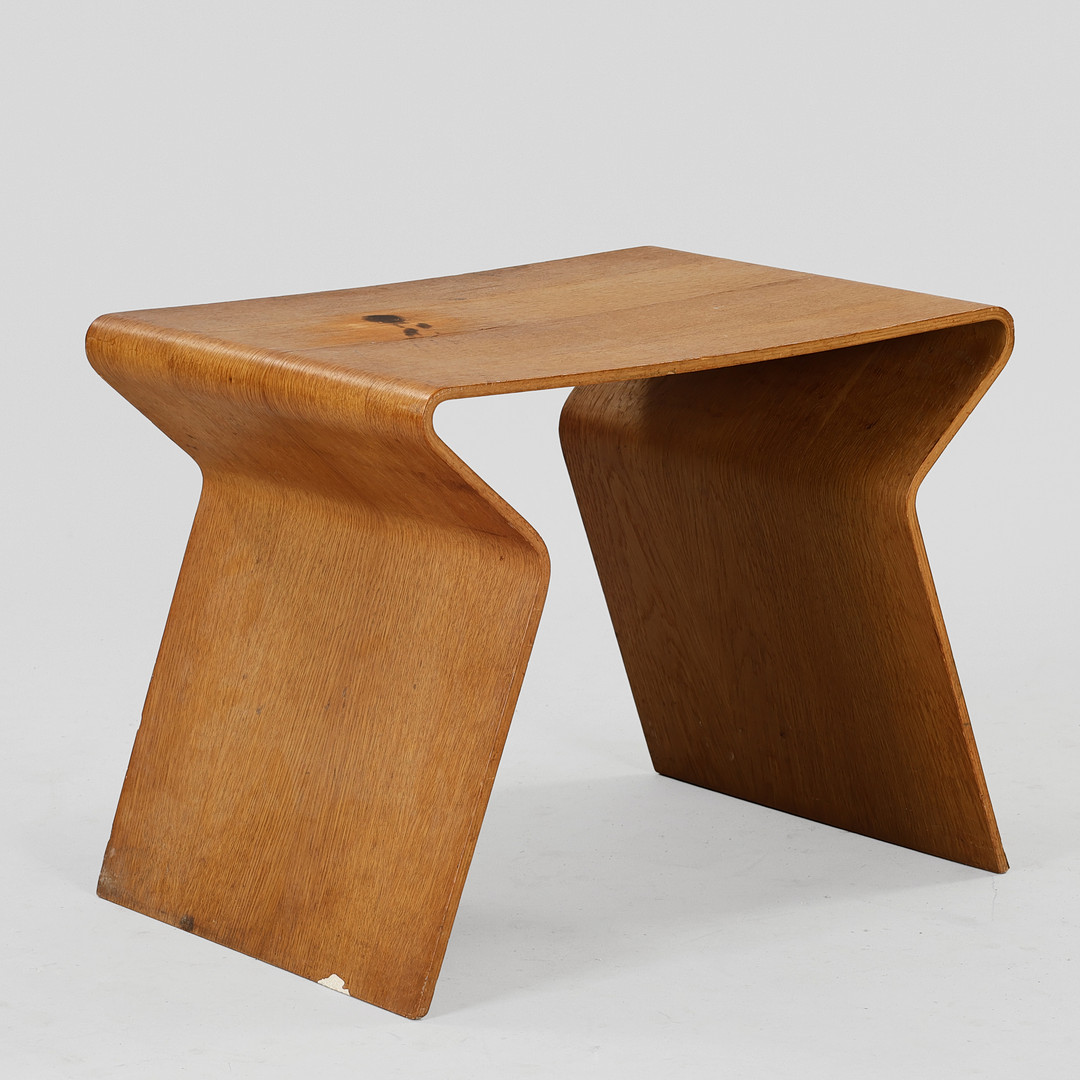 Sidebord af formbøjet egefinér. Model GJ Table. 5-2 Designed 1963. Udført hos P. Jeppesen. Danmark.