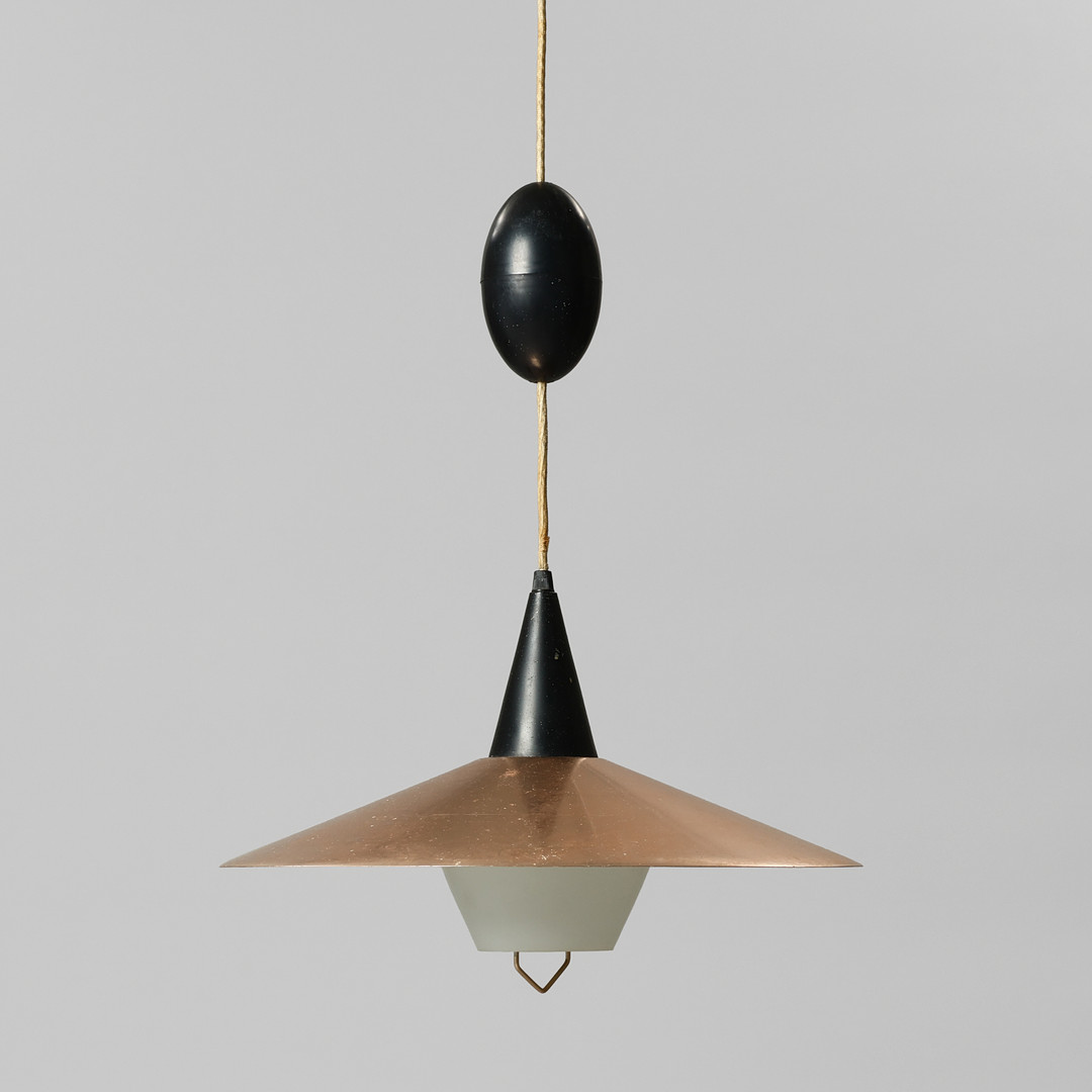 DANSK DESIGN. Loftslampe med overskærm af kobber og underskærm af opalglas, dansk lampeproducent, ca. 1960'erne.