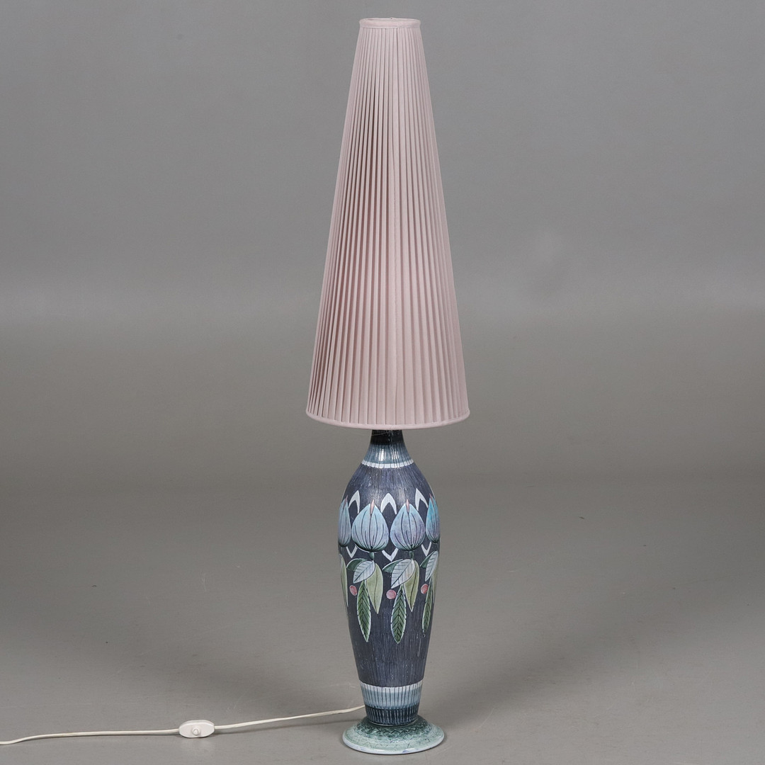 BORDSLAMPA. Keramik, Tilgmans, Sverige, monogramsignerad, 1900-talets tredje kvartal.