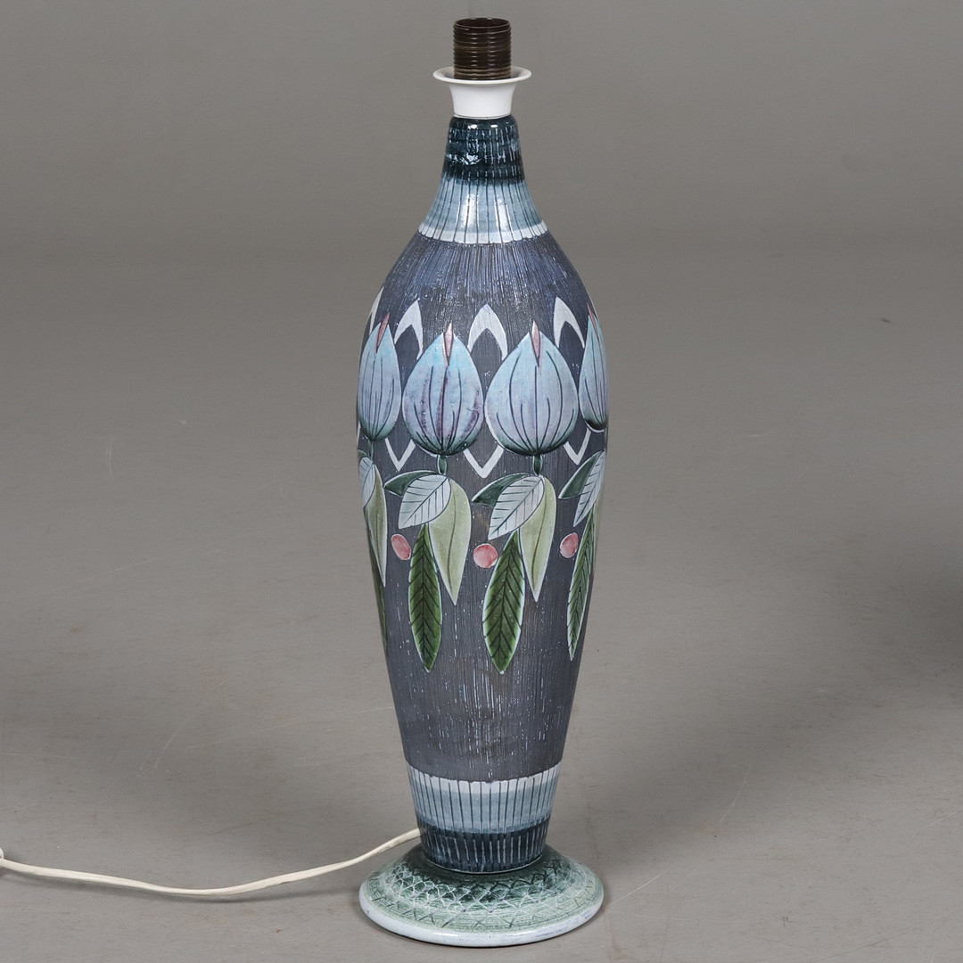 BORDSLAMPA. Keramik, Tilgmans, Sverige, monogramsignerad, 1900-talets tredje kvartal.