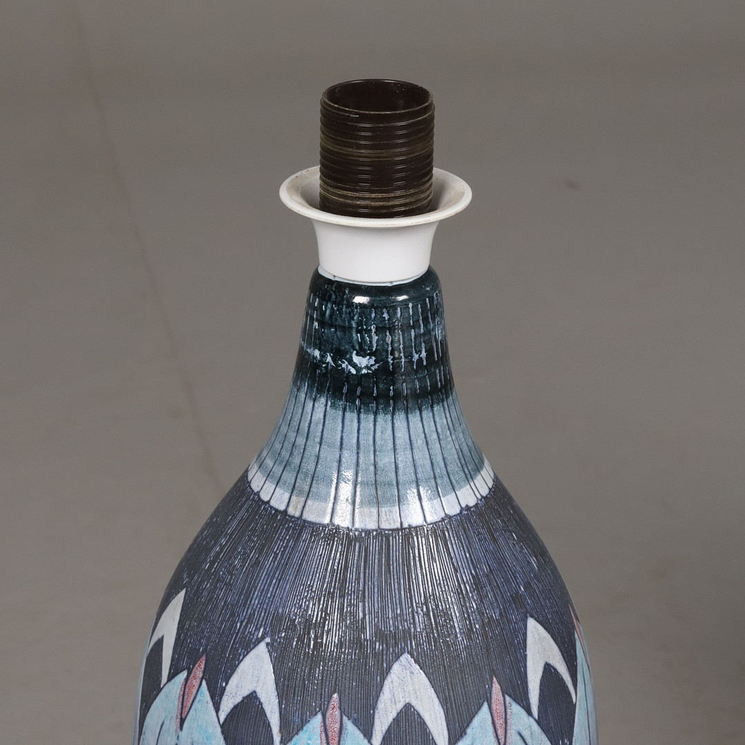 BORDSLAMPA. Keramik, Tilgmans, Sverige, monogramsignerad, 1900-talets tredje kvartal.