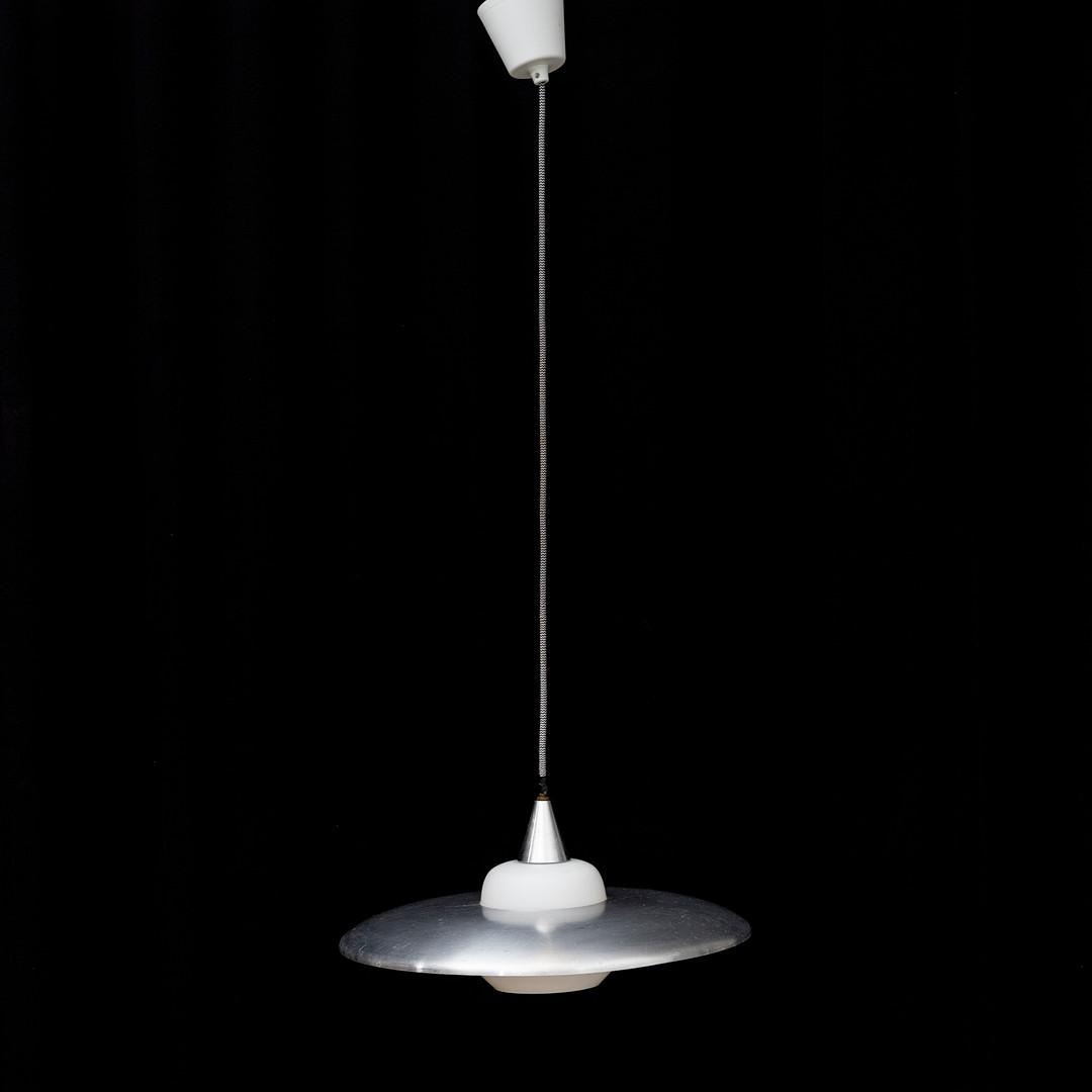 TAKLAMPA, vitt glas och aluminiumskärm, 1900-talets mitt.