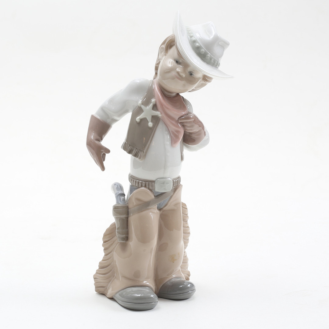 FIGURIN, pojke leker cowboy, porslin, Lladro, Spanien, 1900-talets senare del.