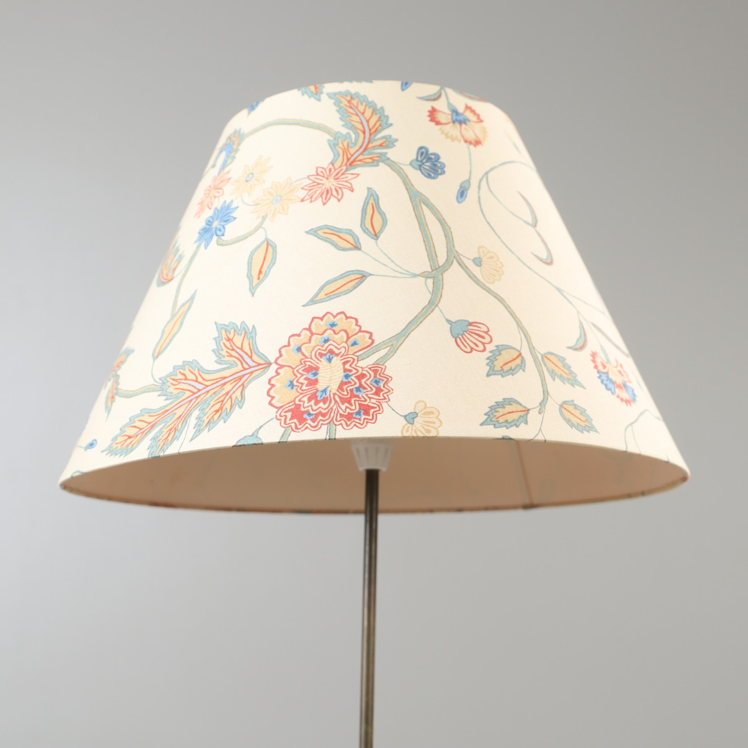 GOLVLAMPA, ek och mässing, 1900-talets mitt.