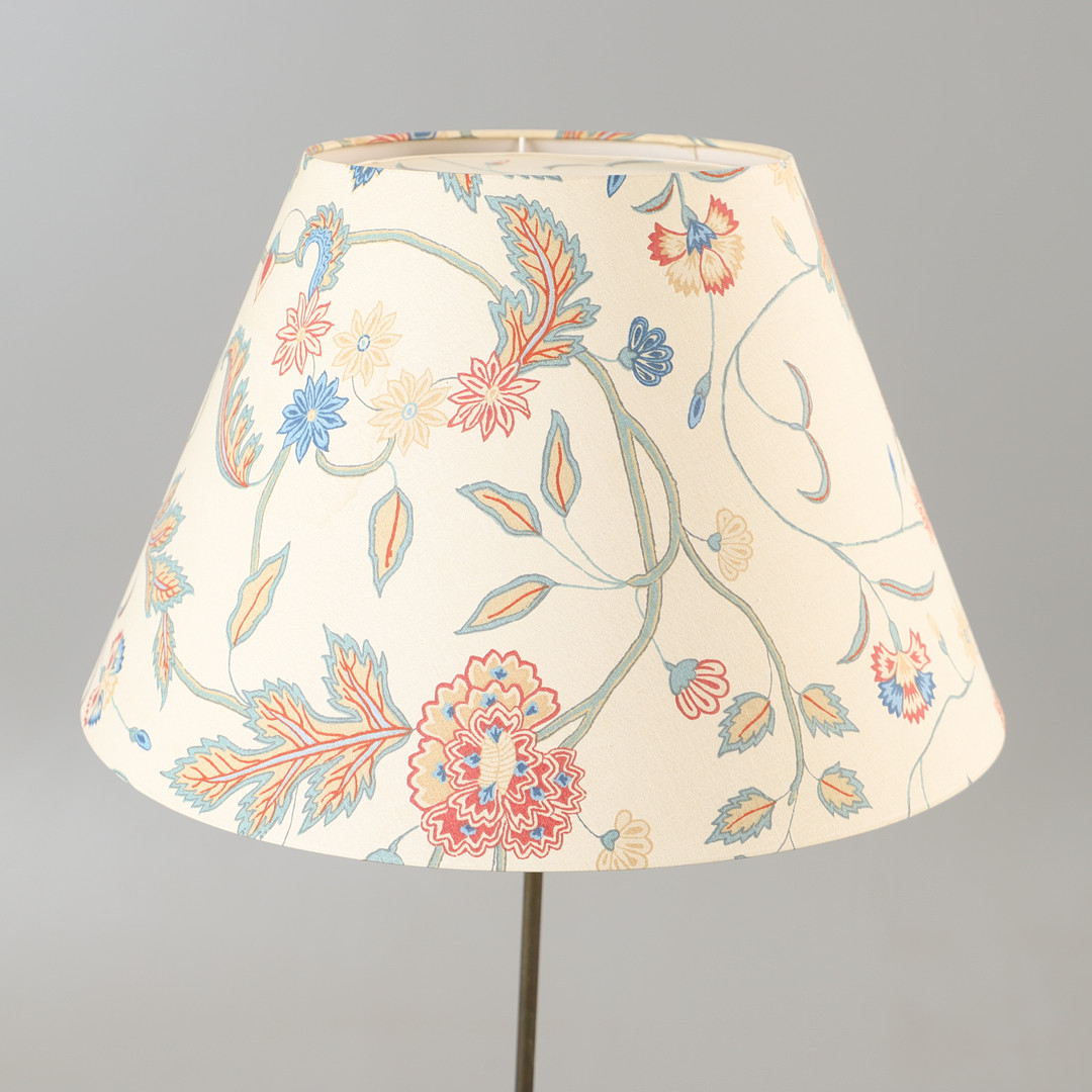 GOLVLAMPA, ek och mässing, 1900-talets mitt.