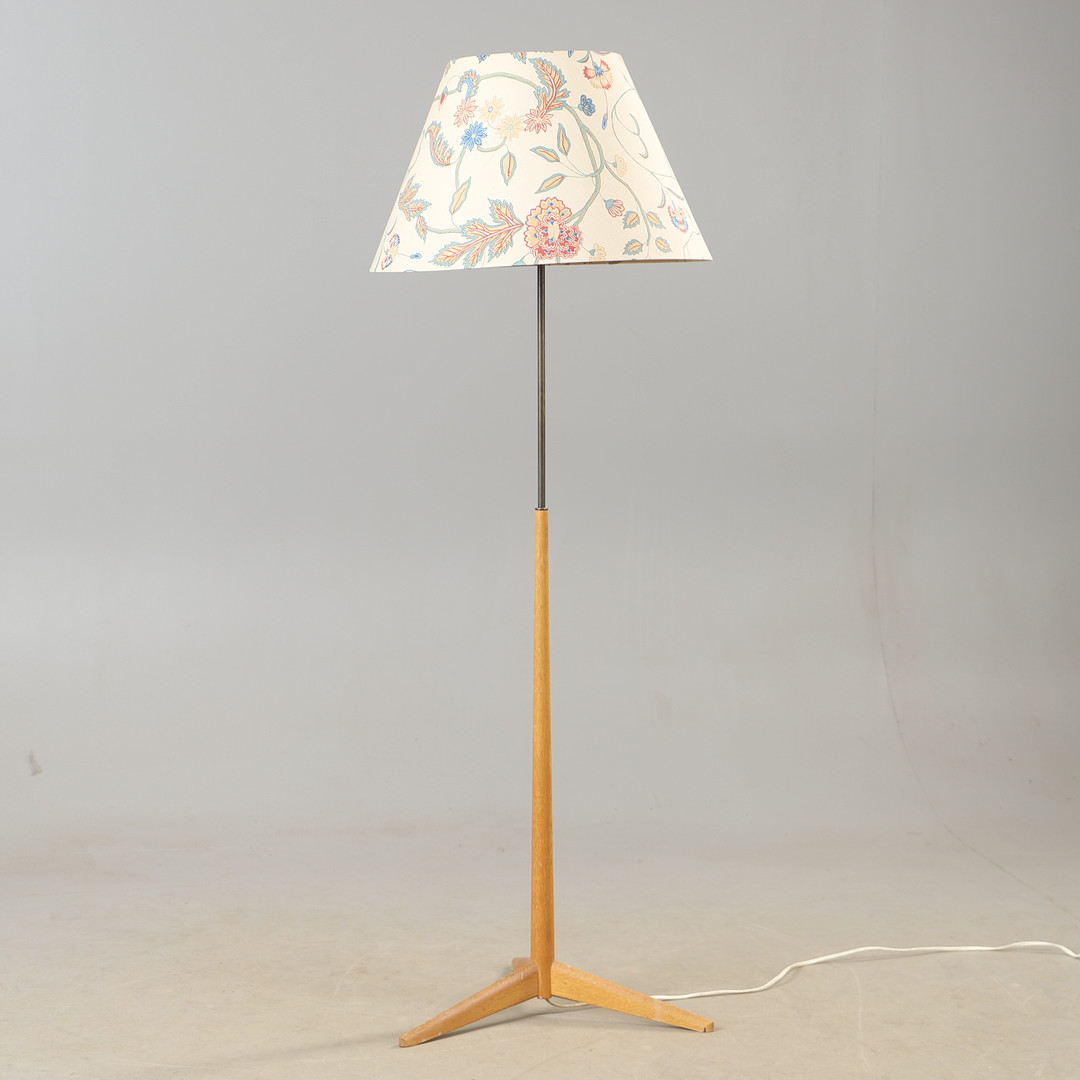 GOLVLAMPA, ek och mässing, 1900-talets mitt.