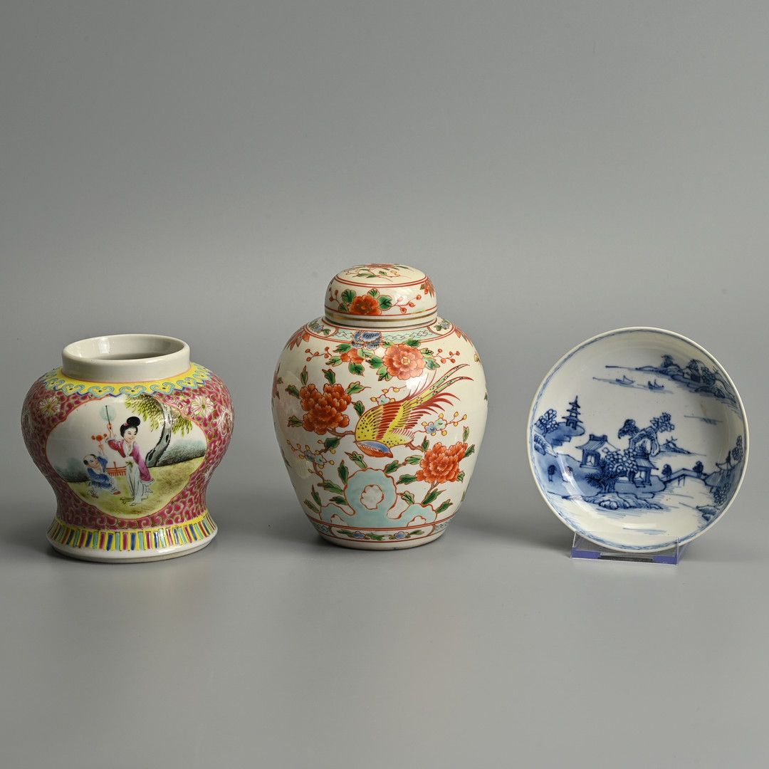 A CHINESE EXPORT BLUE AND WHITE SAUCER, 18TH CENTURY, A FAMILLE ROSE INVERTED BALUSTER VASE AND AN OVIFORM GINGER JAR AND COVER, 20TH CENTURY.
