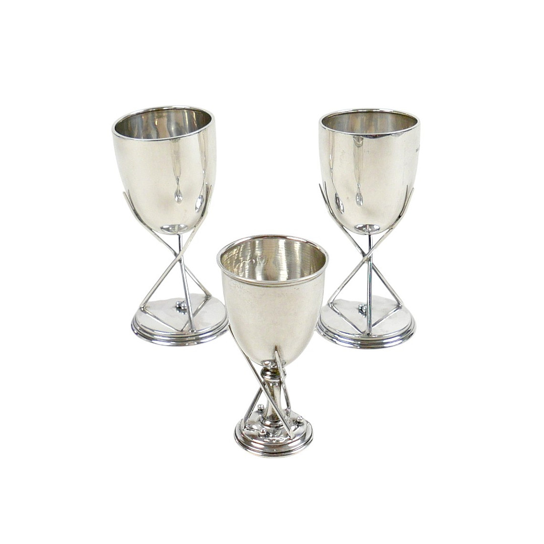 THREE EARLY 20TH CENTURY AND LATER SILVER EGG CUPS.