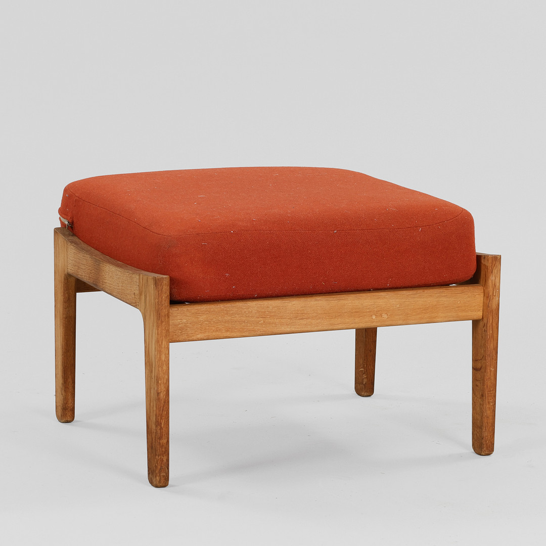 HANS J WEGNER. "GE 290S" skammel, stel af eg, hynde betrukket med orange/ rust uld, Getama, Gedsted, Danmark.