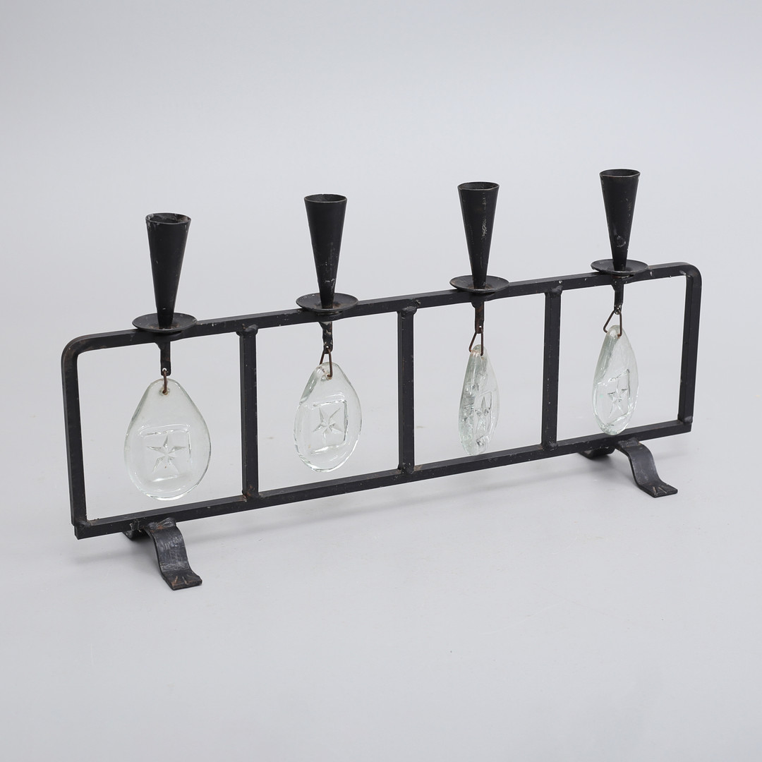ERIK HÖGLUND. Adventsjusstake, metall med glasdekor, Boda Smide, 1900-tal.