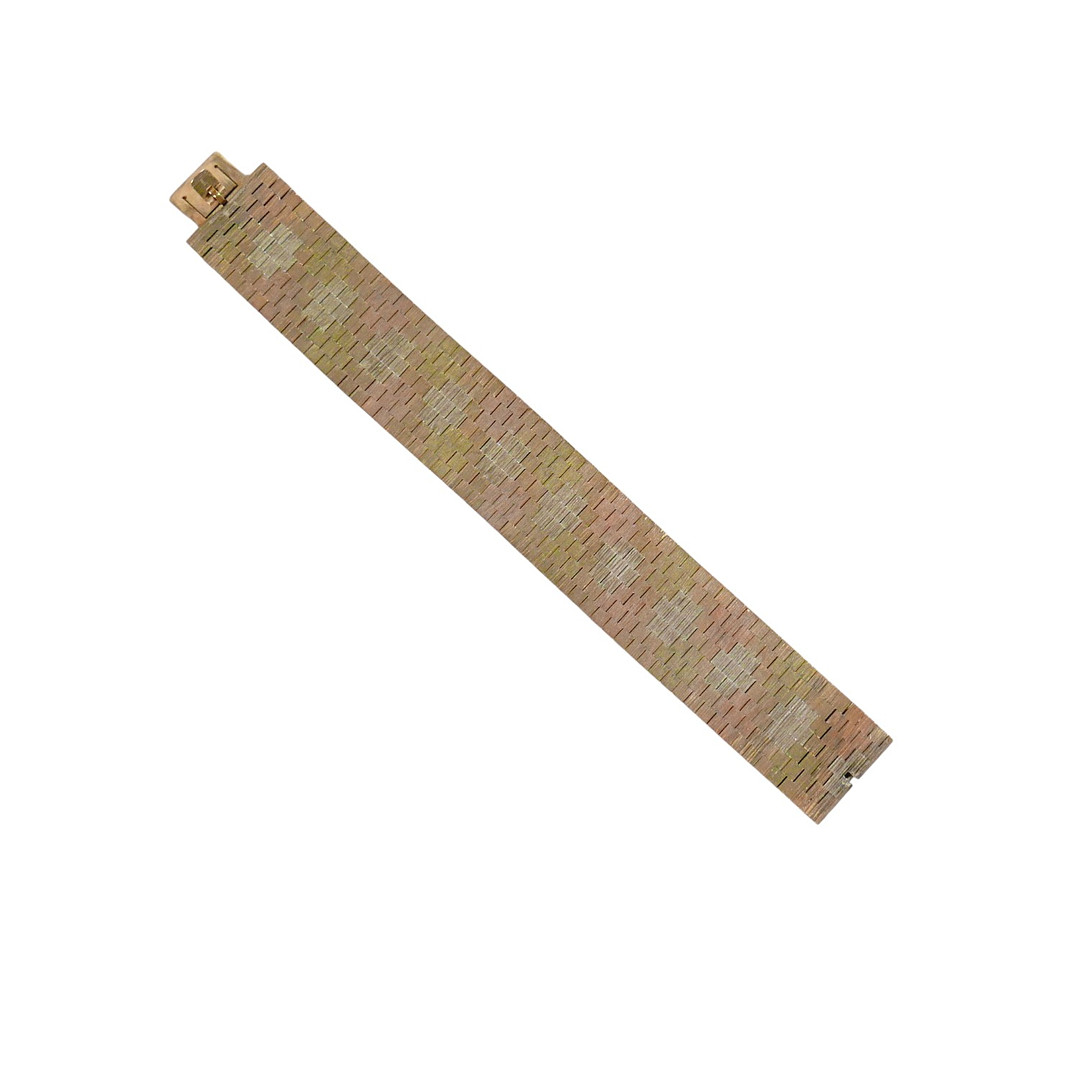 A 9CT THREE COLOUR GOLD FLAT BRICK BRACELET.