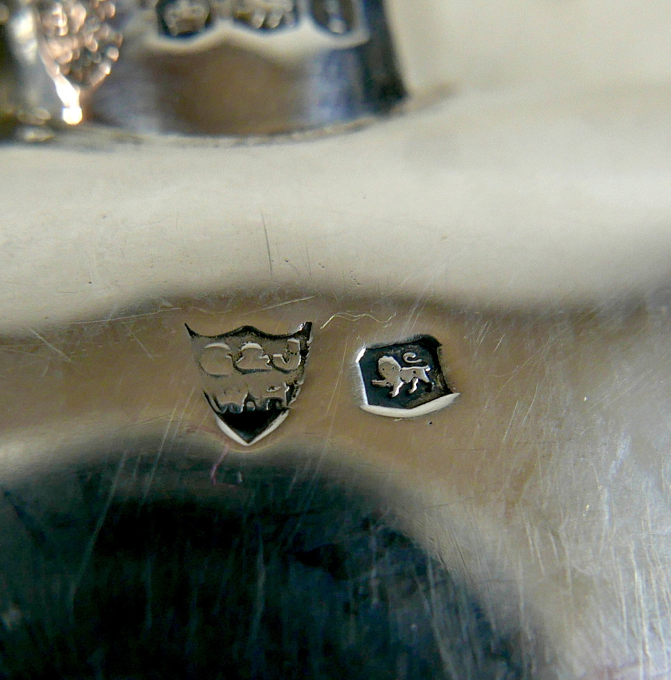 A GEORGE V SILVER HIP FLASK.