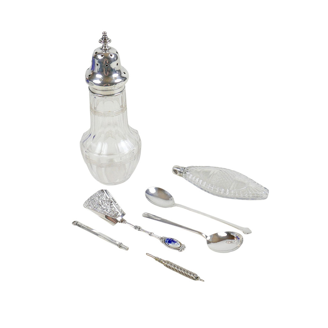 SEVEN PIECES OF EARLY 20TH CENTURY AND LATER SILVER AND WHITE METAL WARES.