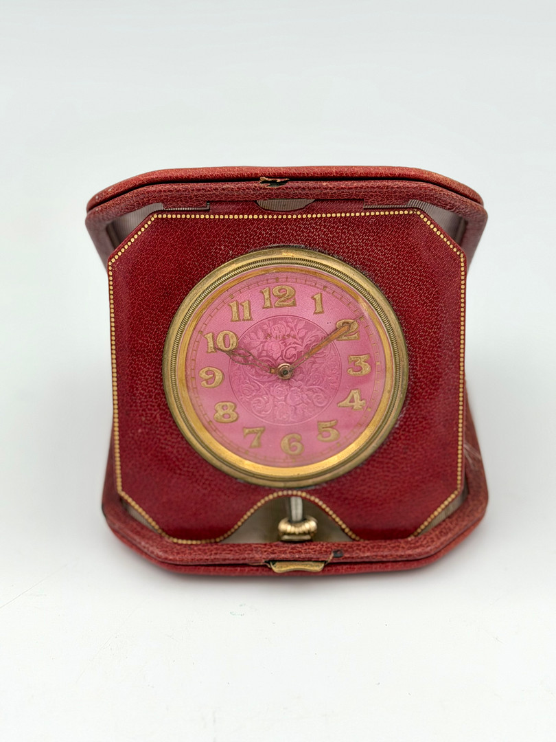 SCHILD CO, Reseur, sekelskifte 1900, märkt 8 days, Schweiz, rosa urtavla med floral dekor, arabiska siffror, ihopfällbart fodral i rött skinn med präglad dekor i guld.