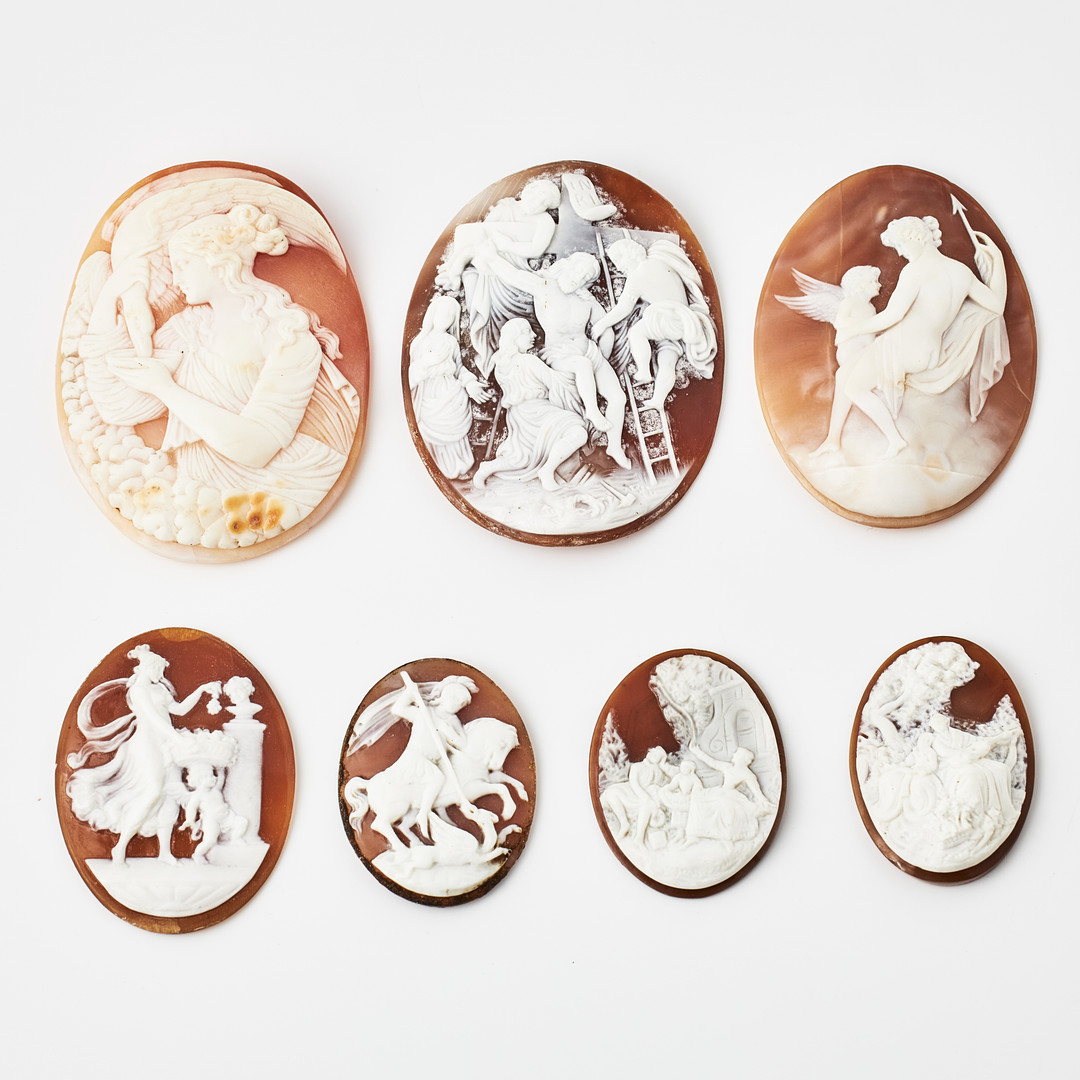 KAMÉER, 7 st., oinfattade, skuret snäckaskal bl a föreställande Leda och svanen, S:t Göran och draken, Jesu nedtagande från korset.