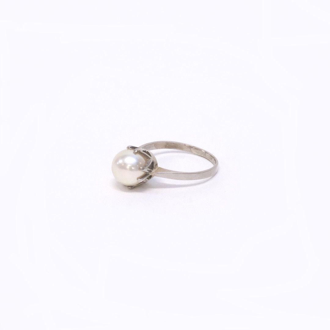 RING MED PÄRLA, 18K VITGULD.