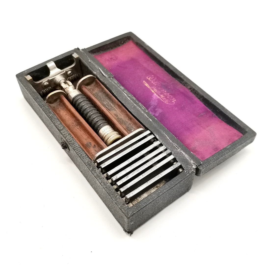 WILKINSON (PALL MALL) BOXED 7 DAY RAZOR SET.