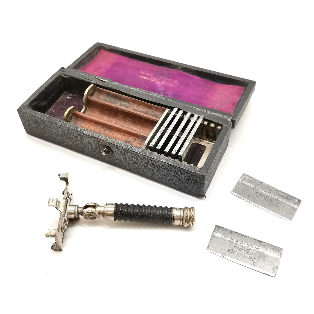 WILKINSON (PALL MALL) BOXED 7 DAY RAZOR SET.